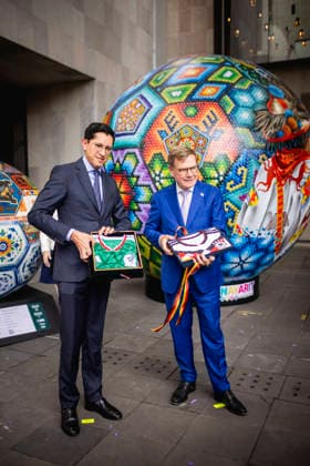 (R-L) Johann Wadephul (CDU), Bundesaussenminister, und Roberto Velasco Alvarez, Aussenminister von Mexiko, tauschen Fussball-Trikots im Rahmen eines Treffens in Mexiko Stadt, 04.06.2026. Fotografiert im Auftrag des Auswaertigen Amtes Mexiko Stadt Mexiko *** R L Johann Wadephul CDU , Federal Foreign Minister, and Roberto Velasco Alvarez, Foreign Minister of Mexico, exchange soccer jerseys during a meeting in Mexico City, 04 06 2026 Photographed on behalf of the Federal Foreign Office Mexico City Mexico Copyright: xJulianexSonntag AAx