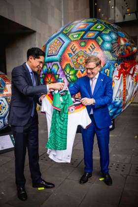 (R-L) Johann Wadephul (CDU), Bundesaussenminister, und Roberto Velasco Alvarez, Aussenminister von Mexiko, tauschen Fussball-Trikots im Rahmen eines Treffens in Mexiko Stadt, 04.06.2026. Fotografiert im Auftrag des Auswaertigen Amtes Mexiko Stadt Mexiko *** R L Johann Wadephul CDU , Federal Foreign Minister, and Roberto Velasco Alvarez, Foreign Minister of Mexico, exchange soccer jerseys during a meeting in Mexico City, 04 06 2026 Photographed on behalf of the Federal Foreign Office Mexico City Mexico Copyright: xJulianexSonntag AAx