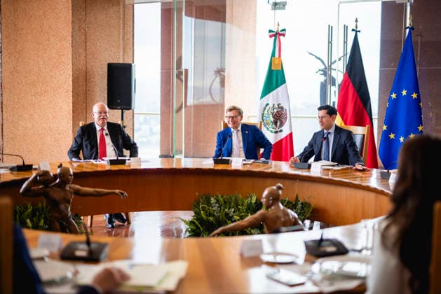 Johann Wadephul (CDU), Bundesaussenminister, und Roberto Velasco Ãlvarez, Aussenminister von Mexiko, aufgenommen im Rahmen eines Treffens in Mexiko Stadt, 04.06.2026. Fotografiert im Auftrag des Auswaertigen Amtes Mexiko Stadt Mexiko *** Johann Wadephul CDU , Federal Foreign Minister, and Roberto Velasco Ãlvarez, Foreign Minister of Mexico, photographed during a meeting in Mexico City, 04 06 2026 Photographed on behalf of the Federal Foreign Office Mexico City Mexico Copyright: xJulianexSonntag AAx