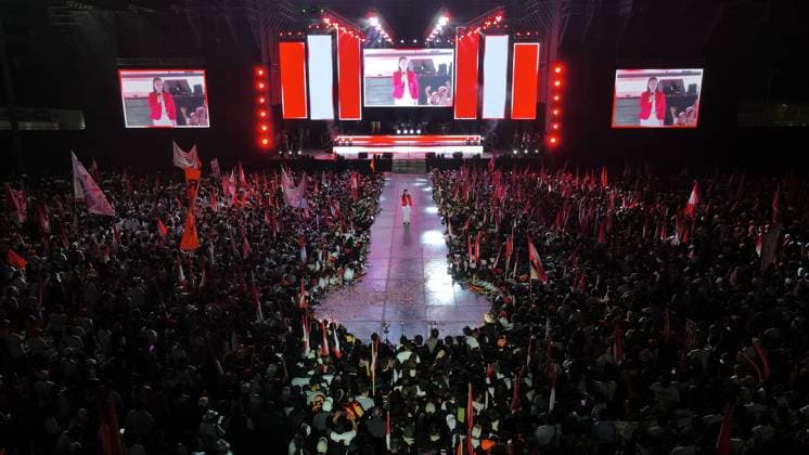 Keiko Fujimori Campaign Closing Event in Peru LIMA, PERU - JUNE 04: Thousands of supporters of presidential candidate Keiko Fujimori attended her campaign closing event held at the Arena Monumental on June 4, 2026, in Lima, Peru. The event, held three days before the presidential runoff election on June 7, brought together supporters, musical groups, and guests affiliated with the Fuerza Popular party. Klebher Vasquez Anadolu Lima Peru. Editorial use only. Please get in touch for any other usage.  Copyright: x2026xAnadoluxKlebherxVasquezx