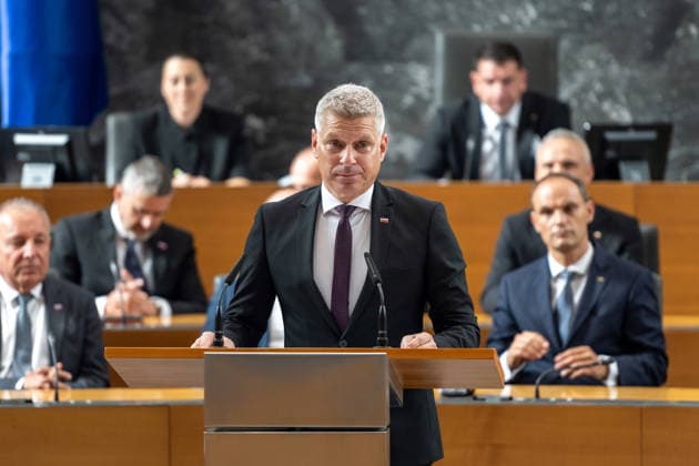 National Assembly of Slovenia in Ljubljana - 04 Jun 2026 Valentin Hajdinjak Slovenian Minister of Defence attends the First meeting of 16th Government of Slovenia. Ljubljana Slovenia Copyright: xAndrejxTarfilax xSOPAxImagesx DSC_0043