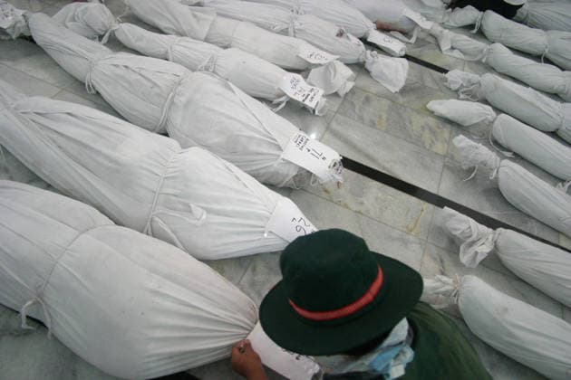 Over 500 Dead in Java Tsunami Jul 20, 2006; Ciamis, West Java, INDONESIA; A volunteer counts the bodies of dead tsunami victims before a mass funeral. A tsunami hit the coast of the Indonesian island of Java killing more than 550 people, leaving over 600 injured. Over 38,000 others have been displaced by the disaster. An earthquake around 240km beneath the ocean floor caused the giant black wave to sweep 300m inland, destroying homes, hotels and people. Mandatory Credit: Photo by Toto Santiko Budi JiwaFoto ZUMA Press. ( ) Copyright 2006 by JiwaFoto Ciamis West Java INDONESIA Copyright: xTotoxSantikoxBudix