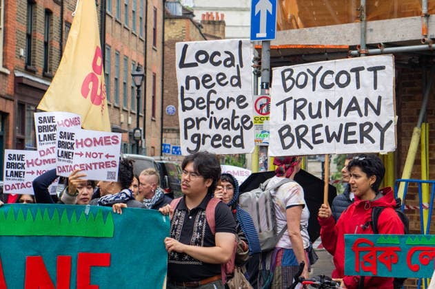 Protesters outside event space in Brick Lane for SXSW London - 04 Jun 2026 Protesters seen outside event space in Brick Lane for SXSW London Protesters rallied outside the Truman Brewery on Thursday during the South by Southwest (SXSW) London festival, calling for the protection of Brick Lane and objecting to proposed plans for a new data centre in the neighbourhood. The demonstration coincided with SXSW London events taking place across nearby venues in east London. London United Kingdom Copyright: xBonniexBritainx xSOPAxImagesx DSC05050