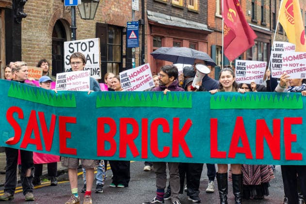Protesters outside event space in Brick Lane for SXSW London - 04 Jun 2026 Protesters seen outside event space in Brick Lane for SXSW London Protesters rallied outside the Truman Brewery on Thursday during the South by Southwest (SXSW) London festival, calling for the protection of Brick Lane and objecting to proposed plans for a new data centre in the neighbourhood. The demonstration coincided with SXSW London events taking place across nearby venues in east London. London United Kingdom Copyright: xBonniexBritainx xSOPAxImagesx DSC05054