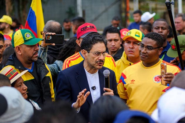 June 4, 2026, Bogota, Bogota D.C, Colombia: Colombian left-wing presidential candidate Ivan Cepeda and his running mate Aida Quilcue receive support from football fans in the midst of the presidential runoffs on June 4, 2026, in Bogota, Colombia. Bogota Colombia - ZUMAvp1_ 20260604_zia_vp1_006 Copyright: xSebastianxBarrosx