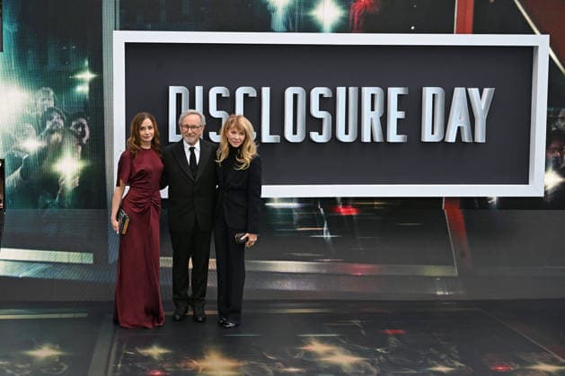 Disclosure Day UK Premiere LONDON, ENGLAND - JUNE 04: Kristie Macosko Krieger, Steven Spielberg and Kate Capshaw attending Disclosure Day UK Premiere, Cineworld, Leicester Square on June 04, 2026 in London, England. CAP MAR MAR Great Britain Copyright: xMartinxHarris CapitalxPicturesx