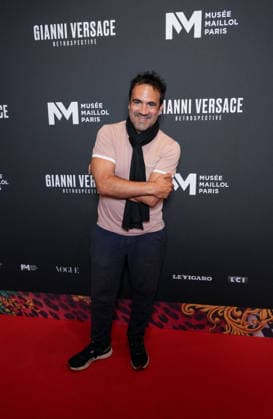 Alex Goude Personalities at the first major French retrospective devoted to Gianni Versace at the Musée Maillol in Paris on June 4, 2026 Gianni Versace Retrospective brings together nearly 450 exceptional pieces - original creations and silhouettes, accessories, sketches, decorative objects, photographs, In a resolutely pop scenography designed by Nathalie Crinière, the exhibition retraces an entire career dedicated to creation, and reveals the multiple inspirations that shaped Versaces universe  Copyright: xAnne-SophiexGuebeyx xBestimagexAnne-SophiexGuebeyx xBestimagex