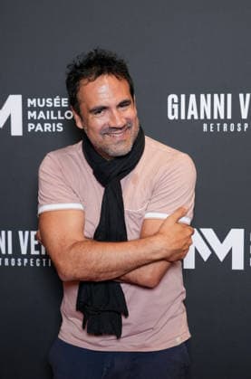 Alex Goude Personalities at the first major French retrospective devoted to Gianni Versace at the Musée Maillol in Paris on June 4, 2026 Gianni Versace Retrospective brings together nearly 450 exceptional pieces - original creations and silhouettes, accessories, sketches, decorative objects, photographs, In a resolutely pop scenography designed by Nathalie Crinière, the exhibition retraces an entire career dedicated to creation, and reveals the multiple inspirations that shaped Versaces universe  Copyright: xAnne-SophiexGuebeyx xBestimagexAnne-SophiexGuebeyx xBestimagex
