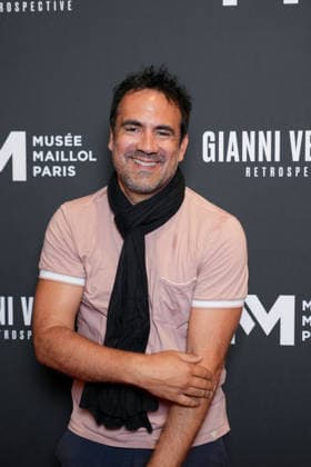 Alex Goude Personalities at the first major French retrospective devoted to Gianni Versace at the Musée Maillol in Paris on June 4, 2026 Gianni Versace Retrospective brings together nearly 450 exceptional pieces - original creations and silhouettes, accessories, sketches, decorative objects, photographs, In a resolutely pop scenography designed by Nathalie Crinière, the exhibition retraces an entire career dedicated to creation, and reveals the multiple inspirations that shaped Versaces universe  Copyright: xAnne-SophiexGuebeyx xBestimagexAnne-SophiexGuebeyx xBestimagex