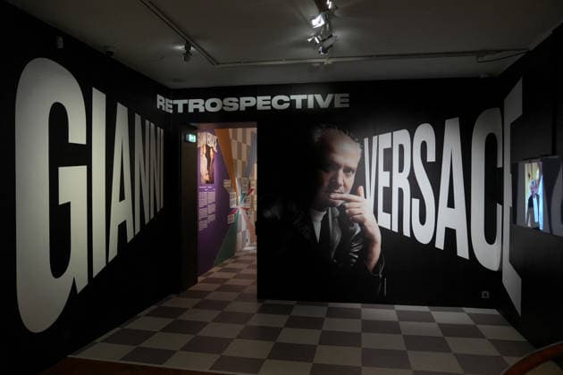 Illustration Personalities at the first major French retrospective devoted to Gianni Versace at the Musée Maillol in Paris on June 4, 2026 Gianni Versace Retrospective brings together nearly 450 exceptional pieces - original creations and silhouettes, accessories, sketches, decorative objects, photographs, In a resolutely pop scenography designed by Nathalie Crinière, the exhibition retraces an entire career dedicated to creation, and reveals the multiple inspirations that shaped Versaces universe  Copyright: xAnne-SophiexGuebeyx xBestimagexAnne-SophiexGuebeyx xBestimagex