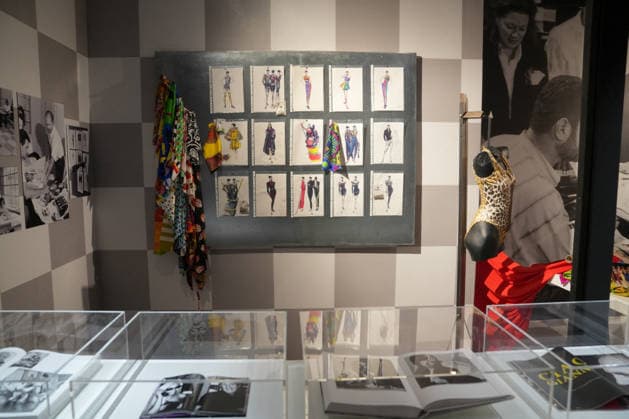 Illustration Personalities at the first major French retrospective devoted to Gianni Versace at the Musée Maillol in Paris on June 4, 2026 Gianni Versace Retrospective brings together nearly 450 exceptional pieces - original creations and silhouettes, accessories, sketches, decorative objects, photographs, In a resolutely pop scenography designed by Nathalie Crinière, the exhibition retraces an entire career dedicated to creation, and reveals the multiple inspirations that shaped Versaces universe  Copyright: xAnne-SophiexGuebeyx xBestimagexAnne-SophiexGuebeyx xBestimagex