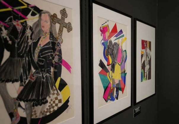 Illustration Personalities at the first major French retrospective devoted to Gianni Versace at the Musée Maillol in Paris on June 4, 2026 Gianni Versace Retrospective brings together nearly 450 exceptional pieces - original creations and silhouettes, accessories, sketches, decorative objects, photographs, In a resolutely pop scenography designed by Nathalie Crinière, the exhibition retraces an entire career dedicated to creation, and reveals the multiple inspirations that shaped Versaces universe  Copyright: xAnne-SophiexGuebeyx xBestimagexAnne-SophiexGuebeyx xBestimagex