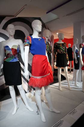 Illustration Personalities at the first major French retrospective devoted to Gianni Versace at the Musée Maillol in Paris on June 4, 2026 Gianni Versace Retrospective brings together nearly 450 exceptional pieces - original creations and silhouettes, accessories, sketches, decorative objects, photographs, In a resolutely pop scenography designed by Nathalie Crinière, the exhibition retraces an entire career dedicated to creation, and reveals the multiple inspirations that shaped Versaces universe  Copyright: xAnne-SophiexGuebeyx xBestimagexAnne-SophiexGuebeyx xBestimagex