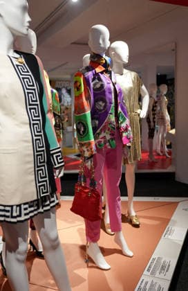Illustration Personalities at the first major French retrospective devoted to Gianni Versace at the Musée Maillol in Paris on June 4, 2026 Gianni Versace Retrospective brings together nearly 450 exceptional pieces - original creations and silhouettes, accessories, sketches, decorative objects, photographs, In a resolutely pop scenography designed by Nathalie Crinière, the exhibition retraces an entire career dedicated to creation, and reveals the multiple inspirations that shaped Versaces universe  Copyright: xAnne-SophiexGuebeyx xBestimagexAnne-SophiexGuebeyx xBestimagex