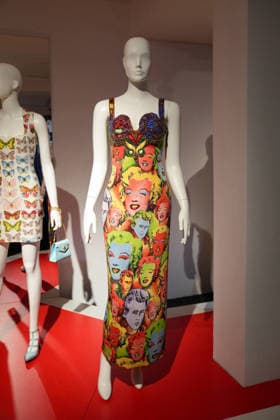Illustration Personalities at the first major French retrospective devoted to Gianni Versace at the Musée Maillol in Paris on June 4, 2026 Gianni Versace Retrospective brings together nearly 450 exceptional pieces - original creations and silhouettes, accessories, sketches, decorative objects, photographs, In a resolutely pop scenography designed by Nathalie Crinière, the exhibition retraces an entire career dedicated to creation, and reveals the multiple inspirations that shaped Versaces universe  Copyright: xAnne-SophiexGuebeyx xBestimagexAnne-SophiexGuebeyx xBestimagex
