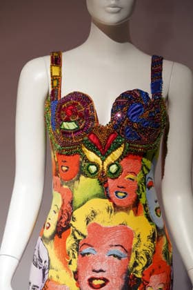 Illustration Personalities at the first major French retrospective devoted to Gianni Versace at the Musée Maillol in Paris on June 4, 2026 Gianni Versace Retrospective brings together nearly 450 exceptional pieces - original creations and silhouettes, accessories, sketches, decorative objects, photographs, In a resolutely pop scenography designed by Nathalie Crinière, the exhibition retraces an entire career dedicated to creation, and reveals the multiple inspirations that shaped Versaces universe  Copyright: xAnne-SophiexGuebeyx xBestimagexAnne-SophiexGuebeyx xBestimagex