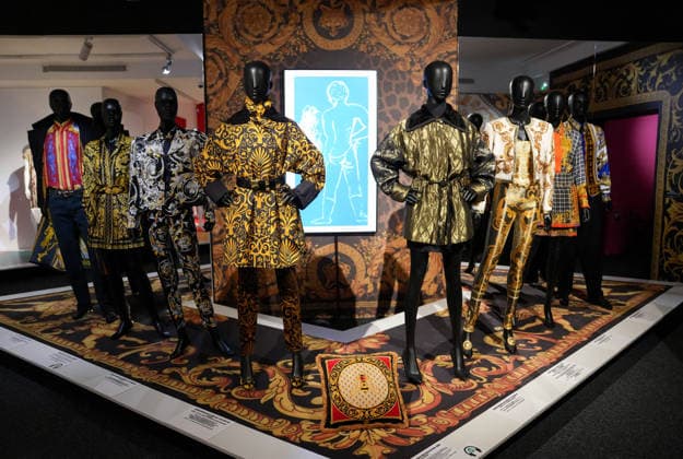 Illustration Personalities at the first major French retrospective devoted to Gianni Versace at the Musée Maillol in Paris on June 4, 2026 Gianni Versace Retrospective brings together nearly 450 exceptional pieces - original creations and silhouettes, accessories, sketches, decorative objects, photographs, In a resolutely pop scenography designed by Nathalie Crinière, the exhibition retraces an entire career dedicated to creation, and reveals the multiple inspirations that shaped Versaces universe  Copyright: xAnne-SophiexGuebeyx xBestimagexAnne-SophiexGuebeyx xBestimagex