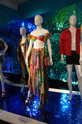 Illustration Personalities at the first major French retrospective devoted to Gianni Versace at the Musée Maillol in Paris on June 4, 2026 Gianni Versace Retrospective brings together nearly 450 exceptional pieces - original creations and silhouettes, accessories, sketches, decorative objects, photographs, In a resolutely pop scenography designed by Nathalie Crinière, the exhibition retraces an entire career dedicated to creation, and reveals the multiple inspirations that shaped Versaces universe  Copyright: xAnne-SophiexGuebeyx xBestimagexAnne-SophiexGuebeyx xBestimagex