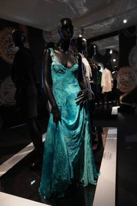 Illustration Personalities at the first major French retrospective devoted to Gianni Versace at the Musée Maillol in Paris on June 4, 2026 Gianni Versace Retrospective brings together nearly 450 exceptional pieces - original creations and silhouettes, accessories, sketches, decorative objects, photographs, In a resolutely pop scenography designed by Nathalie Crinière, the exhibition retraces an entire career dedicated to creation, and reveals the multiple inspirations that shaped Versaces universe  Copyright: xAnne-SophiexGuebeyx xBestimagexAnne-SophiexGuebeyx xBestimagex
