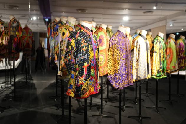 Illustration Personalities at the first major French retrospective devoted to Gianni Versace at the Musée Maillol in Paris on June 4, 2026 Gianni Versace Retrospective brings together nearly 450 exceptional pieces - original creations and silhouettes, accessories, sketches, decorative objects, photographs, In a resolutely pop scenography designed by Nathalie Crinière, the exhibition retraces an entire career dedicated to creation, and reveals the multiple inspirations that shaped Versaces universe  Copyright: xAnne-SophiexGuebeyx xBestimagexAnne-SophiexGuebeyx xBestimagex