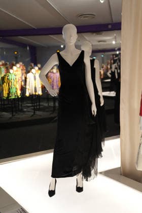 Illustration Personalities at the first major French retrospective devoted to Gianni Versace at the Musée Maillol in Paris on June 4, 2026 Gianni Versace Retrospective brings together nearly 450 exceptional pieces - original creations and silhouettes, accessories, sketches, decorative objects, photographs, In a resolutely pop scenography designed by Nathalie Crinière, the exhibition retraces an entire career dedicated to creation, and reveals the multiple inspirations that shaped Versaces universe  Copyright: xAnne-SophiexGuebeyx xBestimagexAnne-SophiexGuebeyx xBestimagex