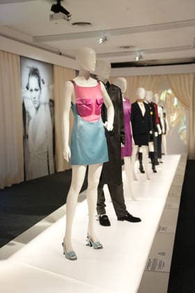 Illustration Personalities at the first major French retrospective devoted to Gianni Versace at the Musée Maillol in Paris on June 4, 2026 Gianni Versace Retrospective brings together nearly 450 exceptional pieces - original creations and silhouettes, accessories, sketches, decorative objects, photographs, In a resolutely pop scenography designed by Nathalie Crinière, the exhibition retraces an entire career dedicated to creation, and reveals the multiple inspirations that shaped Versaces universe  Copyright: xAnne-SophiexGuebeyx xBestimagexAnne-SophiexGuebeyx xBestimagex