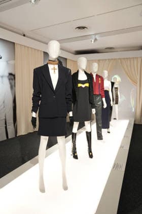 Illustration Personalities at the first major French retrospective devoted to Gianni Versace at the Musée Maillol in Paris on June 4, 2026 Gianni Versace Retrospective brings together nearly 450 exceptional pieces - original creations and silhouettes, accessories, sketches, decorative objects, photographs, In a resolutely pop scenography designed by Nathalie Crinière, the exhibition retraces an entire career dedicated to creation, and reveals the multiple inspirations that shaped Versaces universe  Copyright: xAnne-SophiexGuebeyx xBestimagexAnne-SophiexGuebeyx xBestimagex