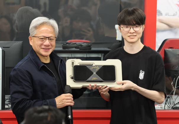 News Bilder des Tages Nvidia CEO Huang in S. Korea Nvidia CEO Huang in S. Korea U.S. chip giant Nvidia Corp. CEO Jensen Huang (L) and South Korean esports star Lee Sang-hyeok, better known as Faker, show a graphics card autographed by them during a meeting with members of the T1 League of Legends team at a PC gaming cafe in Seoul on June 5, 2026. (Yonhap) 2026-06-05 16:14:02 < 1980-2026 YONHAPNEWS AGENCY. .> ¼­¿ïÆ¯º°½Ã EDITORIAL USE ONLY  Copyright: xx PYH2026060512350031500 YonhapxNewsx yonphotos253034