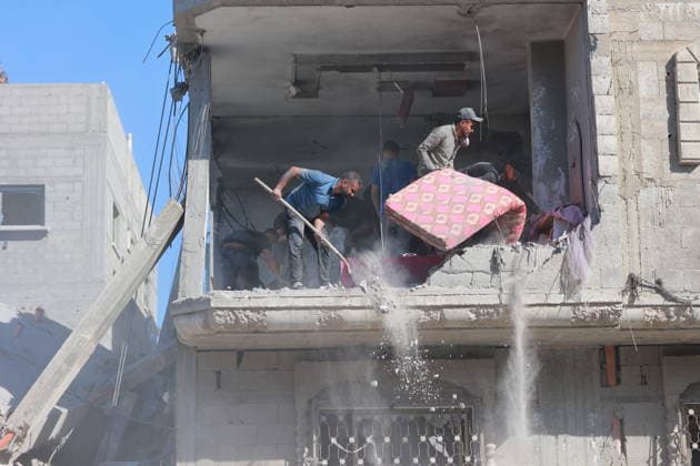 News Bilder des Tages Destruction by Israel s targeting of a building in Nuseirat Camp GAZA CITY, GAZA, PALESTINE - JUNE 05: Palestinians collect their usable belongings that remained intact under the rubble after Israeliy army violated the ceasefire by targeting a building, which is owned by the Darwish family in the Nuseirat Camp, in Gaza City, Gaza, Palestine on June 05, 2026. Mahmoud Abu Hamda Anadolu Gaza City Gaza. Editorial use only. Please get in touch for any other usage.  Copyright: x2026xAnadoluxMahmoudxAbuxHamdax