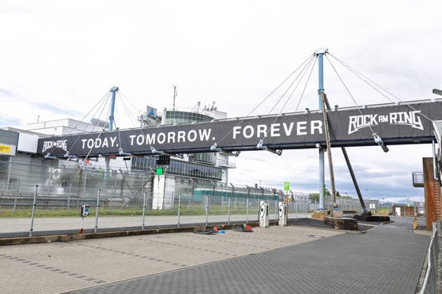 Rock am Ring 2026 - 04.06.26 Erste Blicke auf das Festivalgelände - Zweiter Anreisetag am Donnerstag, 04.06.2026, zu Rock am Ring 2026 am Nürburgring in der Eifel. Das dreitägige Musikfestival findet vom 5. bis 7. Juni 2026 statt und gehört zu den größten Open-Air-Festivals Deutschlands. Nürburg Nürburgring Rheinland-Pfalz Deutschland *** Rock am Ring 2026 04 06 26 First glimpse of the festival site Second arrival day on Thursday, 04 06 2026, for Rock am Ring 2026 at the Nürburgring in the Eifel The three-day music festival will take place from June 5 to 7, 2026 and is one of the largest open-air festivals in Germany Nürburg Nürburgring Rhineland-Palatinate Germany Copyright: xMarcxJohnx