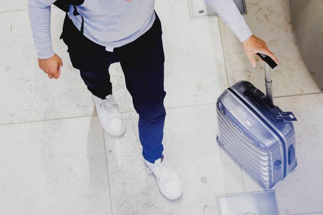 Ein Koffer wird gezogen von einer Person am Flughafen BER Berlin Brandenburg, aufgenommen in Schoenefeld, 04.06.2026. Schoenefeld Deutschland *** A suitcase is pulled by a person at BER Berlin Brandenburg Airport, taken in Schoenefeld, 04 06 2026 Schoenefeld Germany Copyright: xFlorianxGaertnerx