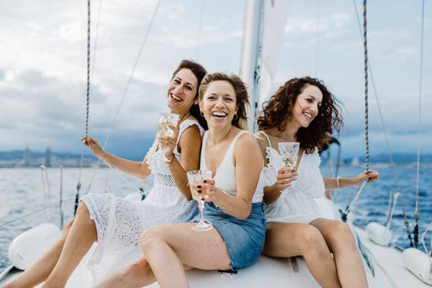 Smiling friends celebrate with wine on a summer sailing boat vacation model released, Symbolfoto, GMLF01677