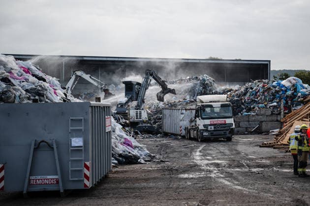 Brand bei Entsorgungsbetrieb 1.000 mÂ³ Restmüll in Flammen Am 05.06.2026 brach gegen 05:15 Uhr auf dem Gelände des Entsorgungsbetriebs Remondis in Welgesheim ein Brand aus. Ein Restmüllhaufen von rund 1.000 Kubikmeter stand in Flammen; als vermutliche Ursache nannte der Pressesprecher der Feuerwehr einen nicht fachgerecht entsorgten Lithium-Ionen-Akku. Im Einsatz waren rund 80 Kräfte der Freiwilligen Feuerwehren aus neun umliegenden Gemeinden sowie SEG Verpflegung des DRK und das THW. Um 06:30 Uhr wurde über die Warn-App NINA vor Geruchsbelästigung gewarnt; das Bundesamt für Bevölkerungsschutz und Katastrophenhilfe veröffentlichte um 06:16 Uhr über die Feuerwehrleitstelle Mainz eine Warnung vor massiver Rauchentwicklung. Der E