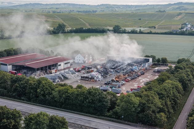 News Bilder des Tages Brand bei Entsorgungsbetrieb 1.000 mÂ³ Restmüll in Flammen Am 05.06.2026 brach gegen 05:15 Uhr auf dem Gelände des Entsorgungsbetriebs Remondis in Welgesheim ein Brand aus. Ein Restmüllhaufen von rund 1.000 Kubikmeter stand in Flammen; als vermutliche Ursache nannte der Pressesprecher der Feuerwehr einen nicht fachgerecht entsorgten Lithium-Ionen-Akku. Im Einsatz waren rund 80 Kräfte der Freiwilligen Feuerwehren aus neun umliegenden Gemeinden sowie SEG Verpflegung des DRK und das THW. Um 06:30 Uhr wurde über die Warn-App NINA vor Geruchsbelästigung gewarnt; das Bundesamt für Bevölkerungsschutz und Katastrophenhilfe veröffentlichte um 06:16 Uhr über die Feuerwehrleitstelle Mainz eine Warnung vor massiver Rauchentwicklung. Der E