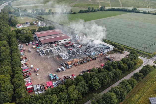 Brand bei Entsorgungsbetrieb 1.000 mÂ³ Restmüll in Flammen Am 05.06.2026 brach gegen 05:15 Uhr auf dem Gelände des Entsorgungsbetriebs Remondis in Welgesheim ein Brand aus. Ein Restmüllhaufen von rund 1.000 Kubikmeter stand in Flammen; als vermutliche Ursache nannte der Pressesprecher der Feuerwehr einen nicht fachgerecht entsorgten Lithium-Ionen-Akku. Im Einsatz waren rund 80 Kräfte der Freiwilligen Feuerwehren aus neun umliegenden Gemeinden sowie SEG Verpflegung des DRK und das THW. Um 06:30 Uhr wurde über die Warn-App NINA vor Geruchsbelästigung gewarnt; das Bundesamt für Bevölkerungsschutz und Katastrophenhilfe veröffentlichte um 06:16 Uhr über die Feuerwehrleitstelle Mainz eine Warnung vor massiver Rauchentwicklung. Der E