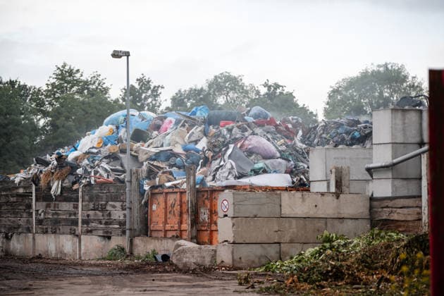 Brand bei Entsorgungsbetrieb 1.000 mÂ³ Restmüll in Flammen Am 05.06.2026 brach gegen 05:15 Uhr auf dem Gelände des Entsorgungsbetriebs Remondis in Welgesheim ein Brand aus. Ein Restmüllhaufen von rund 1.000 Kubikmeter stand in Flammen; als vermutliche Ursache nannte der Pressesprecher der Feuerwehr einen nicht fachgerecht entsorgten Lithium-Ionen-Akku. Im Einsatz waren rund 80 Kräfte der Freiwilligen Feuerwehren aus neun umliegenden Gemeinden sowie SEG Verpflegung des DRK und das THW. Um 06:30 Uhr wurde über die Warn-App NINA vor Geruchsbelästigung gewarnt; das Bundesamt für Bevölkerungsschutz und Katastrophenhilfe veröffentlichte um 06:16 Uhr über die Feuerwehrleitstelle Mainz eine Warnung vor massiver Rauchentwicklung. Der E