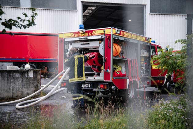 Brand bei Entsorgungsbetrieb 1.000 mÂ³ Restmüll in Flammen Am 05.06.2026 brach gegen 05:15 Uhr auf dem Gelände des Entsorgungsbetriebs Remondis in Welgesheim ein Brand aus. Ein Restmüllhaufen von rund 1.000 Kubikmeter stand in Flammen; als vermutliche Ursache nannte der Pressesprecher der Feuerwehr einen nicht fachgerecht entsorgten Lithium-Ionen-Akku. Im Einsatz waren rund 80 Kräfte der Freiwilligen Feuerwehren aus neun umliegenden Gemeinden sowie SEG Verpflegung des DRK und das THW. Um 06:30 Uhr wurde über die Warn-App NINA vor Geruchsbelästigung gewarnt; das Bundesamt für Bevölkerungsschutz und Katastrophenhilfe veröffentlichte um 06:16 Uhr über die Feuerwehrleitstelle Mainz eine Warnung vor massiver Rauchentwicklung. Der E
