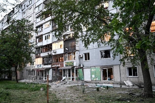 An apartment block in the Shevchenkivskyi district is damaged by a Russian drone attack, Zaporizhzhia, Ukraine, June 4, 2026. Russian forces launched a drone strike on one of the city’s residential areas, killing one person and injuring 16 others. The blast wave and debris shattered windows and balconies in apartment blocks. (Photo by Dmytro Smolienko Ukrinform) Russian forces launch drone strike on district in Zaporizhzhia  Copyright: xDmytroxSmolienkox