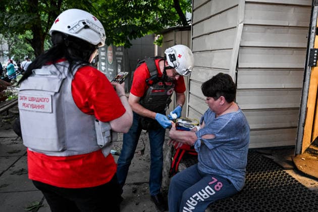 A medic administers first aid to an injured woman during a response effort to a Russian drone strike on the Shevchenkivskyi district of Zaporizhzhia, Ukraine, June 4, 2026. Russian forces launched a drone strike on one of the city’s residential areas, killing one person and injuring 16 others. The blast wave and debris shattered windows and balconies in apartment blocks. (Photo by Dmytro Smolienko Ukrinform) Russian forces launch drone strike on district in Zaporizhzhia  Copyright: xDmytroxSmolienkox