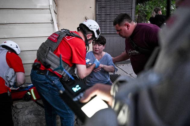 A medic administers first aid to an injured woman during a response effort to a Russian drone strike on the Shevchenkivskyi district of Zaporizhzhia, Ukraine, June 4, 2026. Russian forces launched a drone strike on one of the city’s residential areas, killing one person and injuring 16 others. The blast wave and debris shattered windows and balconies in apartment blocks. (Photo by Dmytro Smolienko Ukrinform) Russian forces launch drone strike on district in Zaporizhzhia  Copyright: xDmytroxSmolienkox