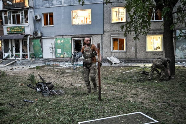 Law enforcers collect the wreckage of a strike drone used by Russian troops to attack a residential area in the Shevchenkivskyi district of Zaporizhzhia, Ukraine, June 4, 2026. Russian forces launched a drone strike on one of the city’s residential areas, killing one person and injuring 16 others. The blast wave and debris shattered windows and balconies in apartment blocks. (Photo by Dmytro Smolienko Ukrinform) Russian forces launch drone strike on district in Zaporizhzhia  Copyright: xDmytroxSmolienkox