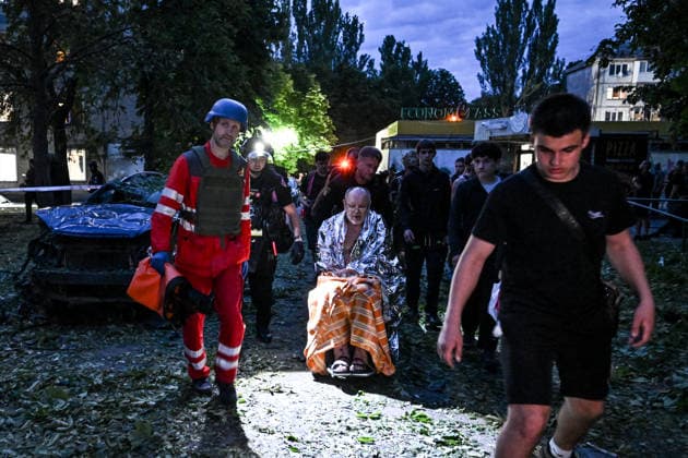 Volunteers help an injured man, wrapped in a space blanket, reach an ambulance during a response effort to a Russian drone strike on a residential area in the Shevchenkivskyi district of Zaporizhzhia, Ukraine, June 4, 2026. Russian forces launched a drone strike on one of the city’s residential areas, killing one person and injuring 16 others. The blast wave and debris shattered windows and balconies in apartment blocks. (Photo by Dmytro Smolienko Ukrinform) Russian forces launch drone strike on district in Zaporizhzhia  Copyright: xDmytroxSmolienkox