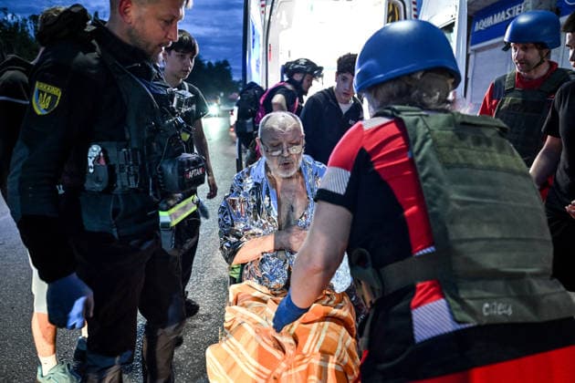 A medic looks after a man, wrapped in a space blanket, by an ambulance during a response effort to a Russian drone strike on a residential area in the Shevchenkivskyi district of Zaporizhzhia, Ukraine, June 4, 2026. Russian forces launched a drone strike on one of the city’s residential areas, killing one person and injuring 16 others. The blast wave and debris shattered windows and balconies in apartment blocks. (Photo by Dmytro Smolienko Ukrinform) Russian forces launch drone strike on district in Zaporizhzhia  Copyright: xDmytroxSmolienkox