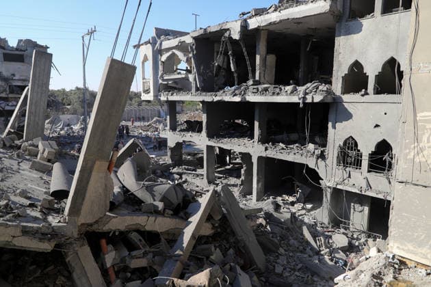 News Bilder des Tages Destruction after Israel s attack on a building in Gaza DEIR AL-BALAH, GAZA, PALESTINE - JUNE 05: A view of the destruction after the Israeli army violated the ceasefire by targeting a building, which is owned by the Darwish family in the Nuseirat Camp, in Deir al-Balah, Gaza, Palestine on June 05, 2026. Khalil Ramzi Alkahlut Anadolu Deir al-Balah Gaza. Editorial use only. Please get in touch for any other usage.  Copyright: x2026xAnadoluxKhalilxRamzixAlkahlutx