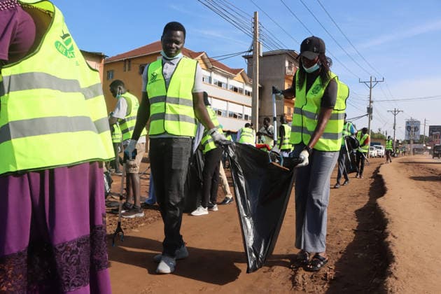 June 5, 2026, Juba, Ces Juba, South Sudan: Dozens of youth volunteers and environmental activists took part in a clean up campaign near the Juba Nile Bridge in Hai Kasaba, Juba, on World Environment Day. Organized by Save the Nile (STN) and the Environmental Club of the University of Juba, the activity aimed to raise awareness about environmental protection and encourage communities to keep the Nile River free from pollution...Save the Nile (STN) is a registered , youth led non profit organization in South Sudan dedicated to protecting the Nile River and its surrounding environment. It focuses on combating plastic pollution, addressing climate change, and promoting sustainable socio economic development for present and future generations - ZUMAb132 20260605_zip_b132_005 Copyright: xSamirxBolx