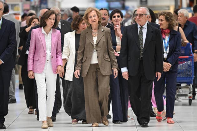 Entertainment Bilder des Tages Queen Sofia visits one of the donation points on the occasion of the beginning of the Spring Collection of the Spanish Federation of Food Banks Queen Sofia visits one of the donation points on the occasion of the beginning of the Spring Collection of the Spanish Federation of Food Banks, on June 5, 2026, in Madrid Spain REINA SOFIA SOLIDARITY FOOD BANK JUNE 5, 2026 José Madrid Madrid Madrid Spain  Copyright: xJosÃ xOlivax 7573022