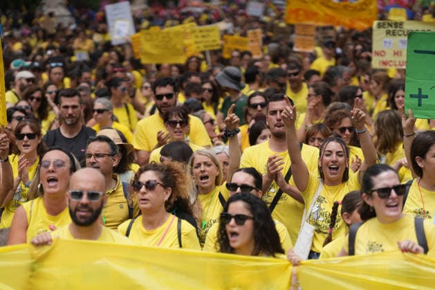 Teachers rally in Barcelona to demand labor improvements Education workers during a demonstration, June 5, 2026, in Barcelona, Catalonia Spain The demonstration, called by the unions Ustec-Stes, CGT Ensenyament and Intersindical, demand a salary increase higher than that agreed by the Government with CCOO and UGT, the reduction of ratios, more resources for inclusive schools, more staff in the centers and less bureaucracy, as well as the reopening of a specific negotiating table and the presentation of a real proposal for labor improvements by the Ministry of Education 05 JUNE 2026 Espana  Copyright: xDavidxZorraquinox 7573198