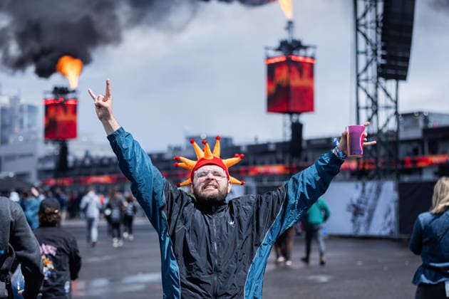 Entertainment Bilder des Tages Rock am Ring 2026, 5.6.2026 Ein Fan genießt die Feuershow -- Mit dem Traditionsfestival Rock am Ring am Nürburgring in der Eifel startet in Deutschland die Festival-Saison. Rock am Ring findet in diesem Jahr vom 5. bis 7. Juni statt. Rund 80 Bands und Künstler stehen auf einer der drei großen Bühnen. Nürburg Nürburgring Rheinland-Pfalz Deutschland *** Rock am Ring 2026, 5 6 2026 A fan enjoys the fire show The traditional Rock am Ring festival at the Nürburgring in the Eifel region kicks off the festival season in Germany Rock am Ring will take place this year from 5 to 7 June Around 80 bands and artists will perform on one of the three large stages Nürburg Nürburgring Rhineland-Palatinate Germany Copyright: xSebastianxDerixx