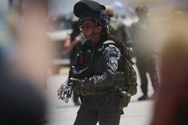 News Bilder des Tages Palestinians Protest Land Burning in West Bank Village Palestinians gather to protest the burning of areas of their land in the village of Idna, west of Hebron in the West Bank, on June 5, 2026. Local sources said Israeli forces dispersed the gathering with tear gas, sound bombs and live ammunition, injuring two Palestinians by gunfire during clashes. Photo by Mamoun Wazwaz apaimages Hebron West Bank Palestinian Territory 050626_Hebron_MW_00(38) Copyright: xapaimagesxMamounxWazwazx xapaimagesx