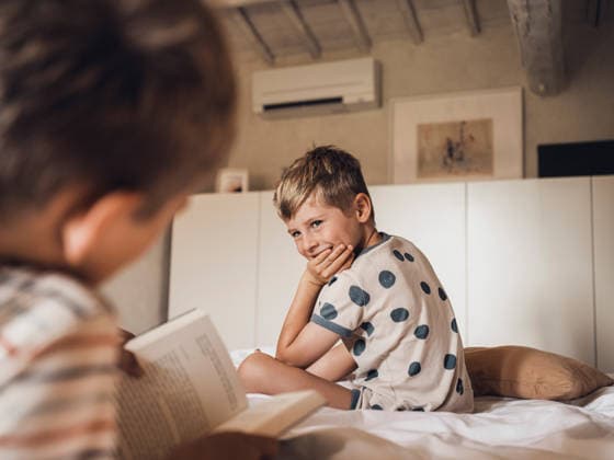 Friends reading a book in a bedroom in Tuscany model released, Symbolfoto, MFF10090